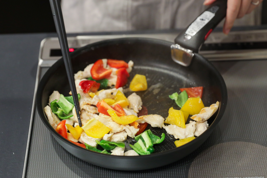 4.鶏肉を炒め、火が通ったら野菜を加えて炒め合わせる。