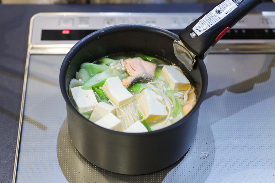 5.えのき・豆腐・長ねぎを加え、さらに2分煮る。