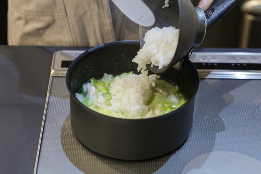 5.ごはんを加え、弱火で5分ほど煮る。