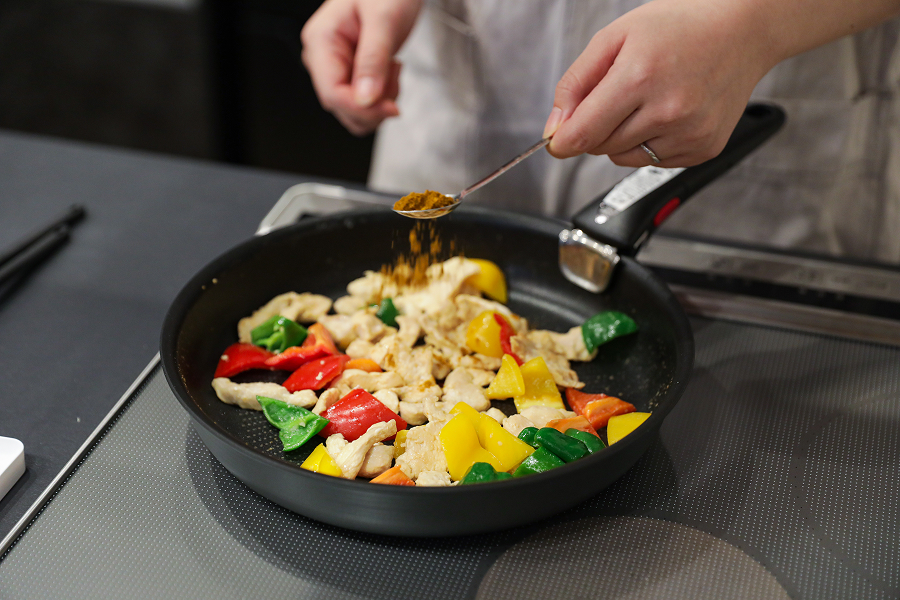 5.カレー粉・ブラックペッパー・醤油・レモン汁を加えて仕上げる。