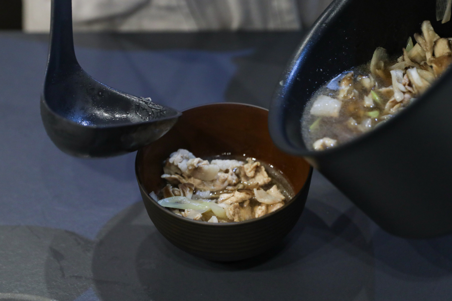 5.器にそばを盛り、温かいつけ汁を添える。