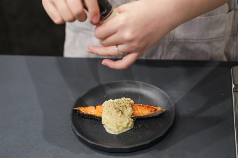 5.鮭にソースをかけ、仕上げにブラックペッパーをふる。