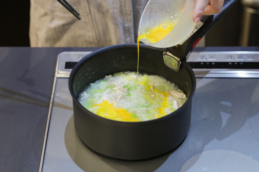 6.とろみが出たら、溶き卵を回し入れ火を止め、蓋をして1分ほど蒸らす。