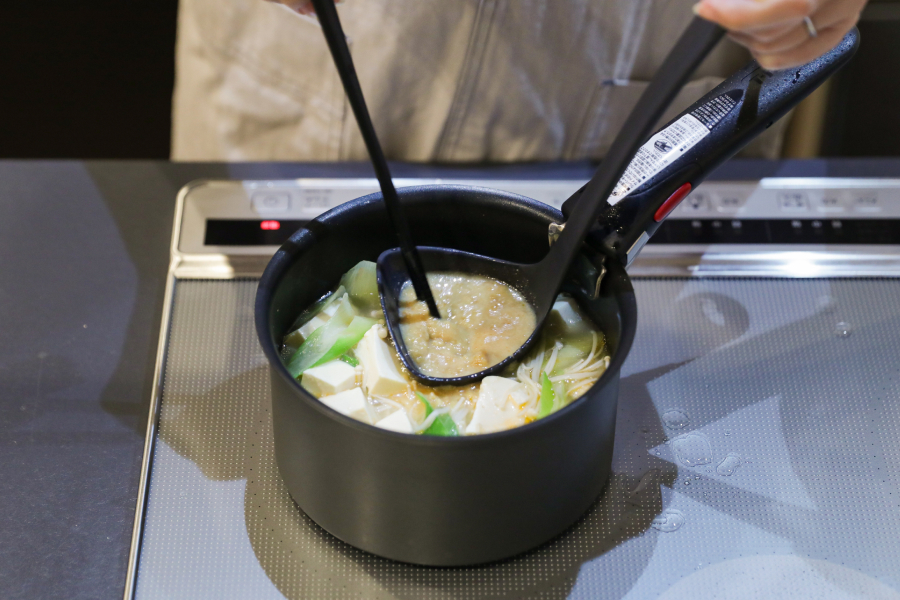 6.火を止めて味噌を溶き入れる。