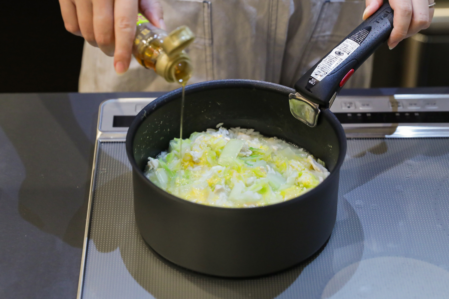 7.ごま油を垂らして香りづけし、器に盛る。