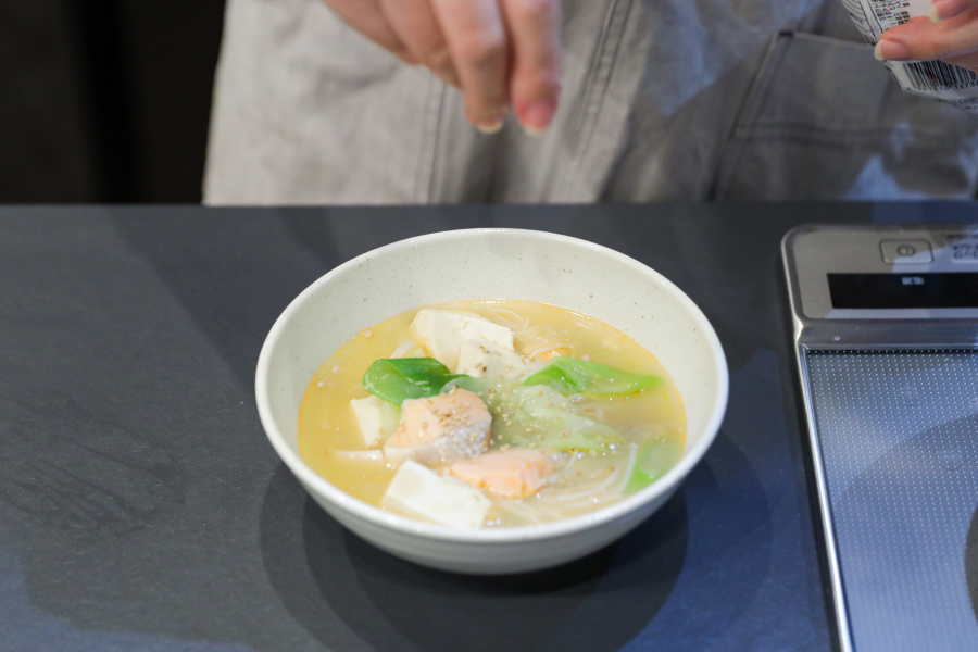 7.器によそい白ごまをふる。