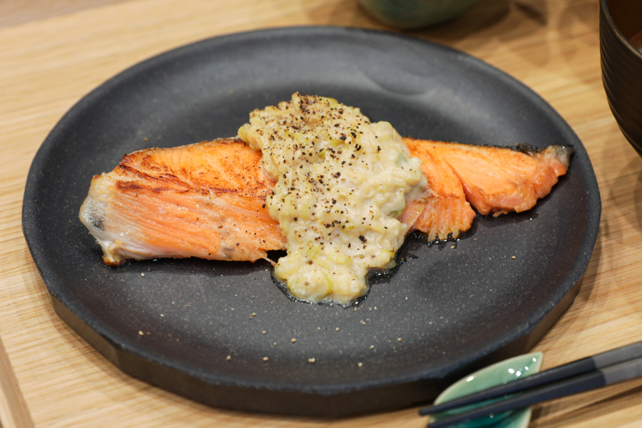 主菜｜鮭のねぎ味噌豆乳ソース