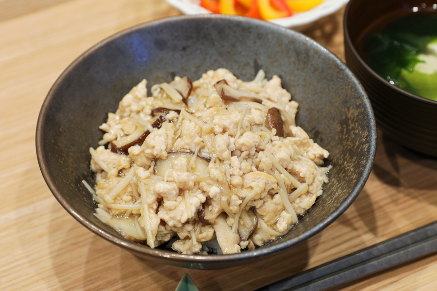 主菜｜鶏そぼろときのこのあんかけ丼