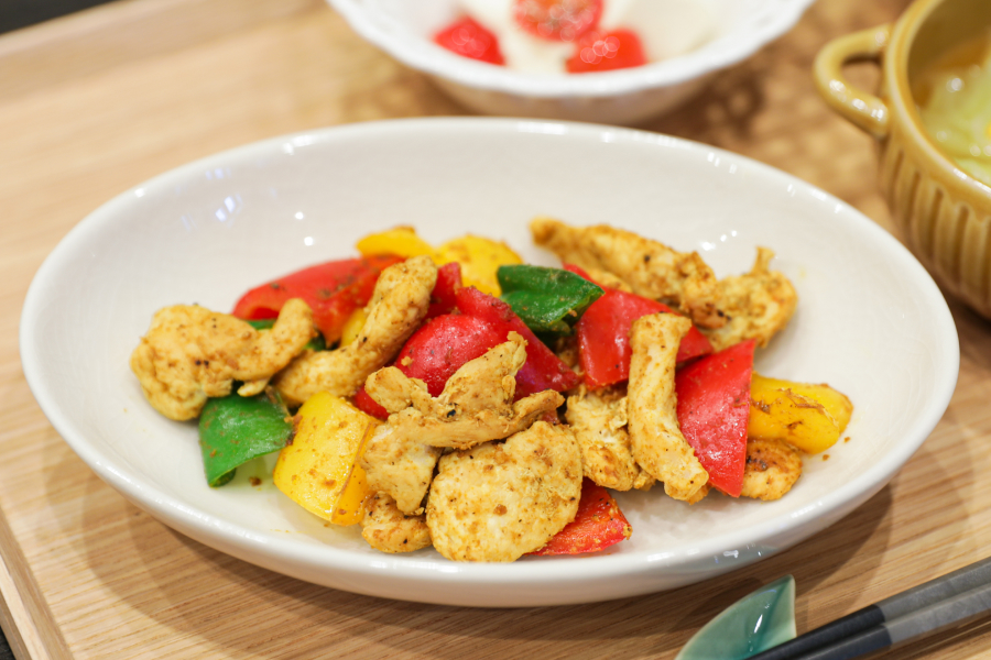 主菜｜鶏むね肉とカラフルピーマンのカレー炒め