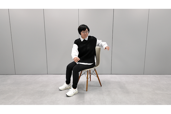 体をひねる動作（30代女性スタッフ）