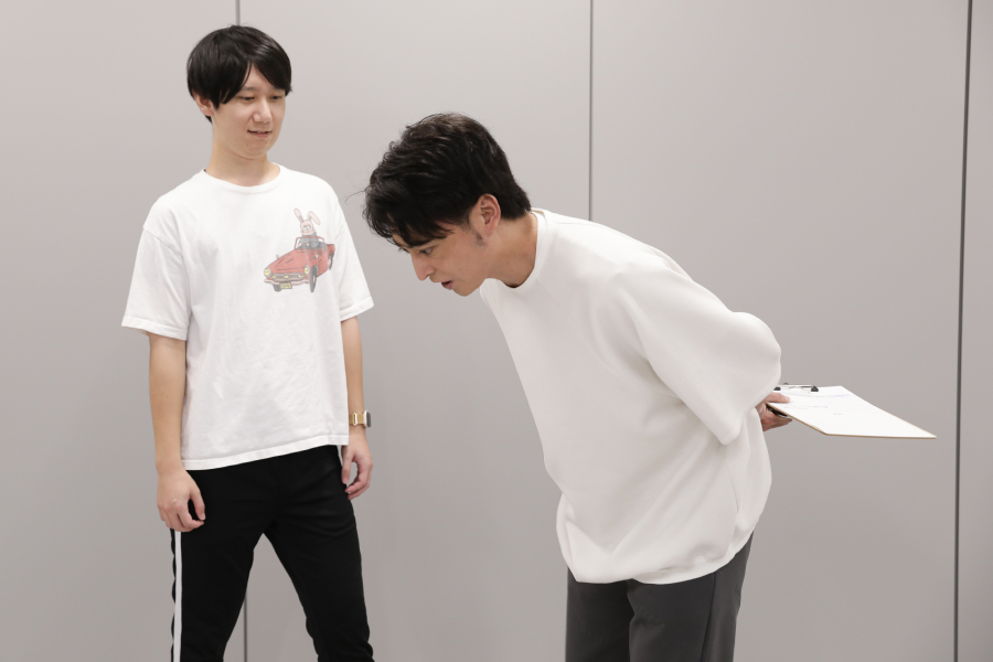 姿勢が悪くなっていく様子を実演する久野h秀隆先生