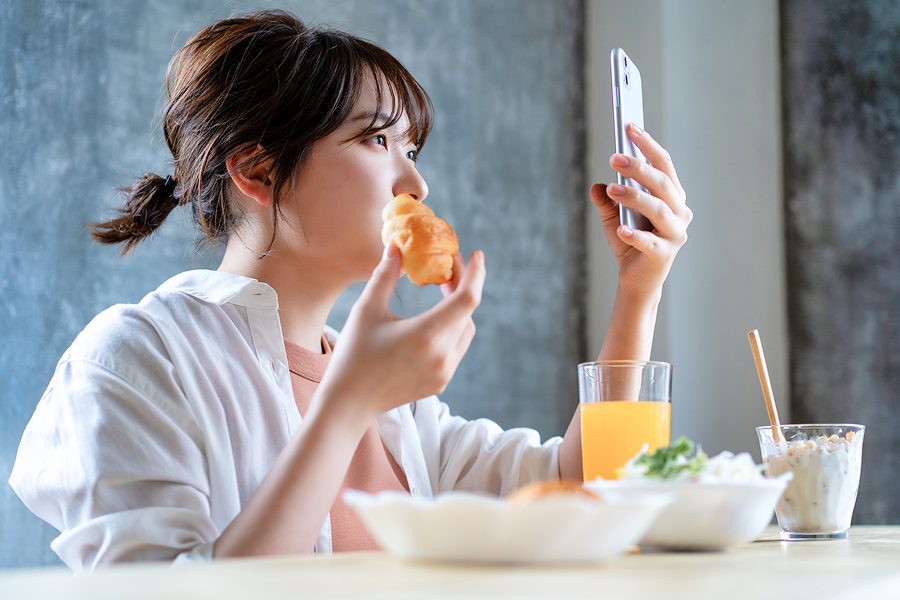 スマホが手放せず常に情報に触れている