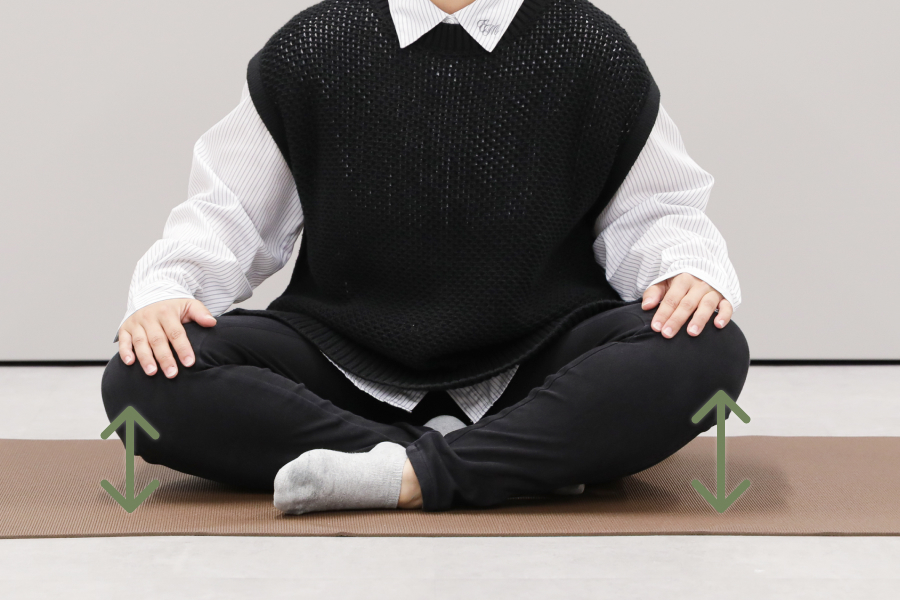 衰えチェック1：あぐらを行う女性スタッフ