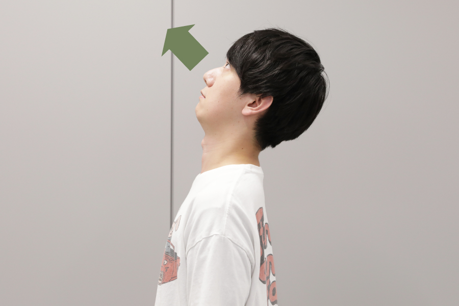 衰えチェック6：首を上に向けるを行う男性スタッフ