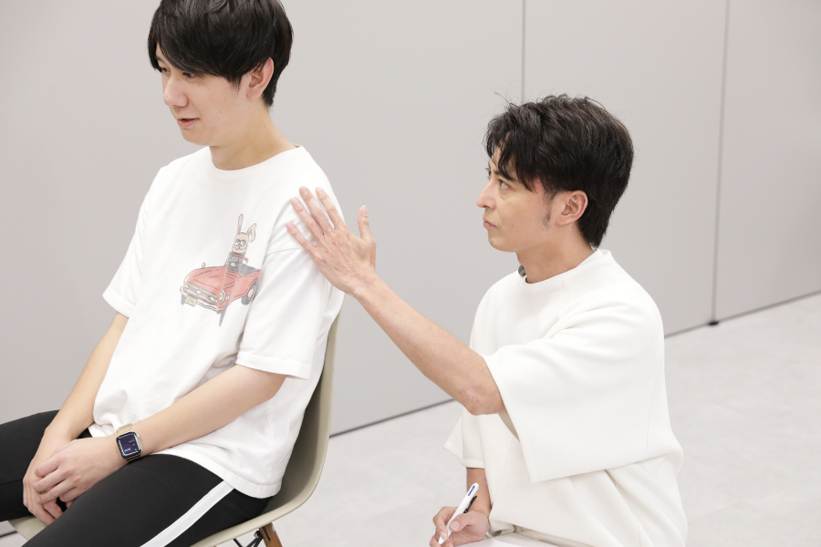 衰え診断チェックを受ける20代男性スタッフ