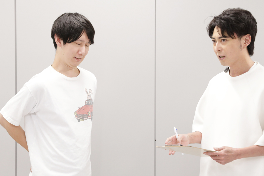 診断結果を聞く20代男性スタッフ