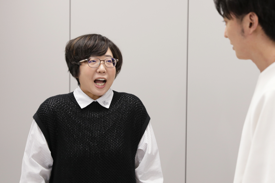 診断結果を聞く30代女性スタッフ