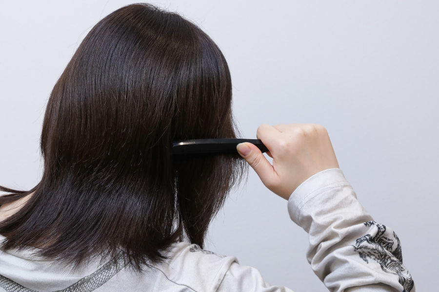 一度にたくさんの毛束を取って無理やり梳かすのはNG