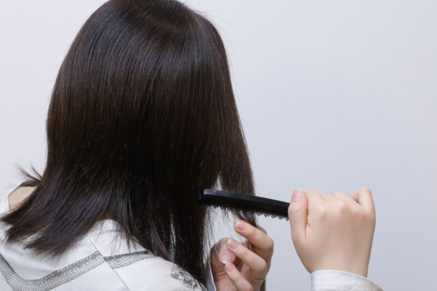 少しずつ毛先から梳かす