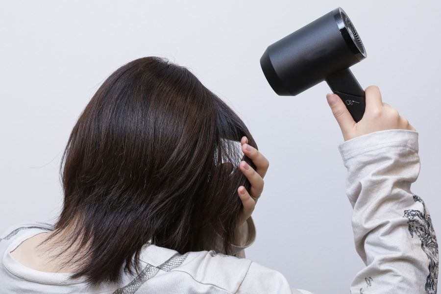 根元から毛先へ風を当てる