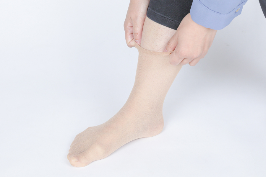 薄手のストッキングを履いて計測・試着