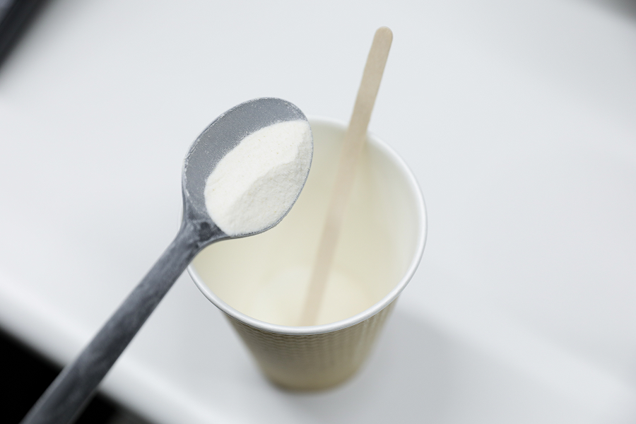 飲み方はシンプルに、スプーン1杯の出汁粉末を紙コップに入れ、お湯を注ぐだけにしました。