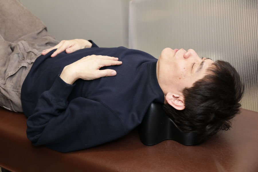 もう一つのメリットは、寝転がることで胸郭（肋骨）が開く構造になっていることです。