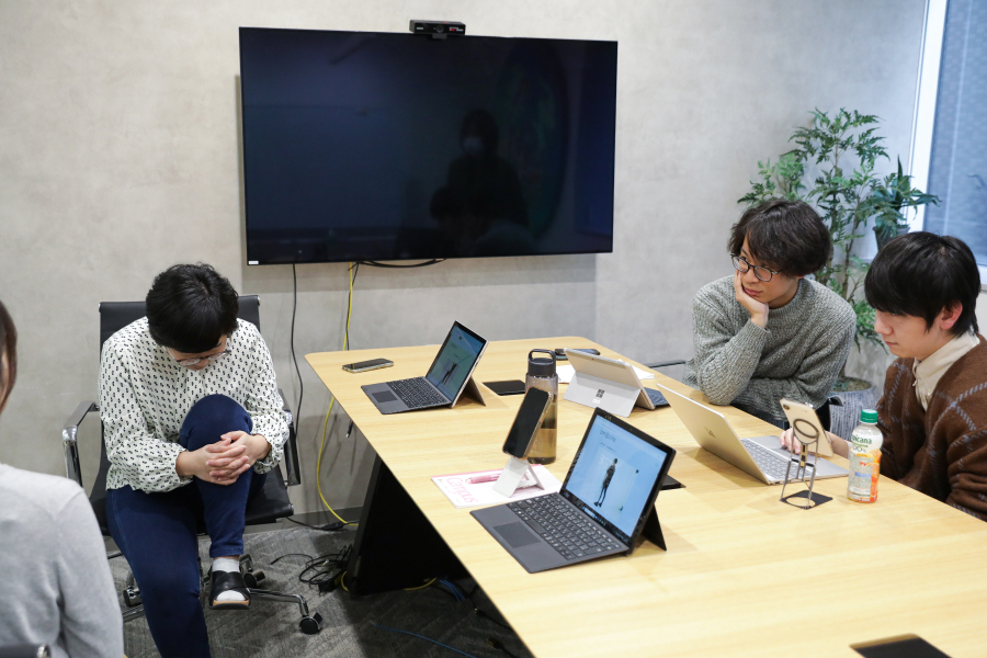 企画会議中に膝と顎がくっつくかチャレンジ