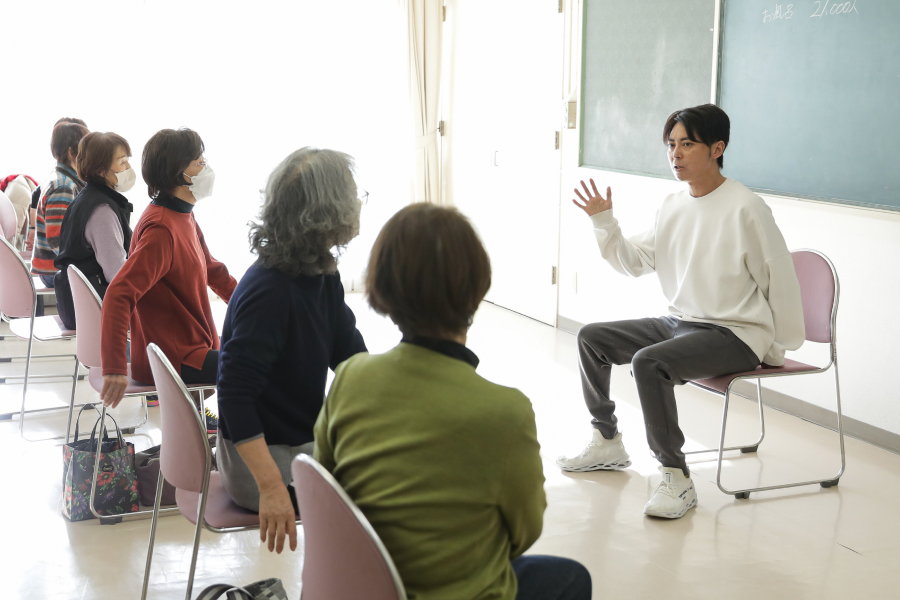 体操を教える久野秀隆さん