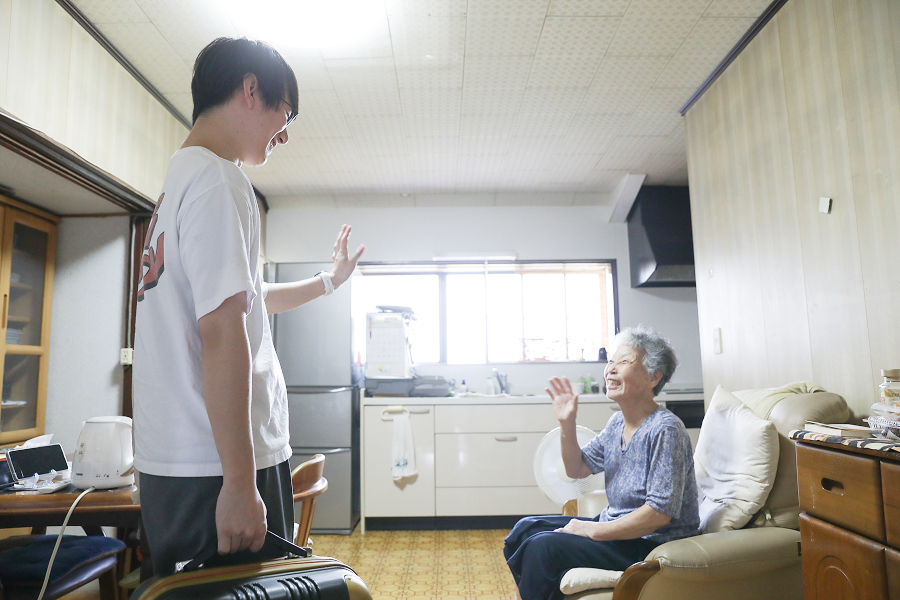 取材の一コマ。おばあちゃんの表情の変化はぜひ記事をご覧ください。