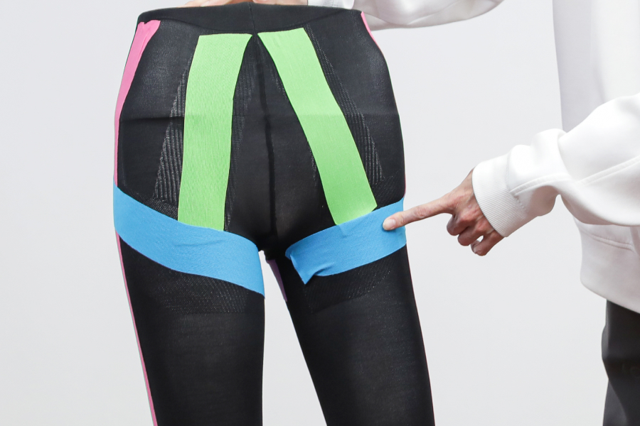 歩幅を広げる水色テープ