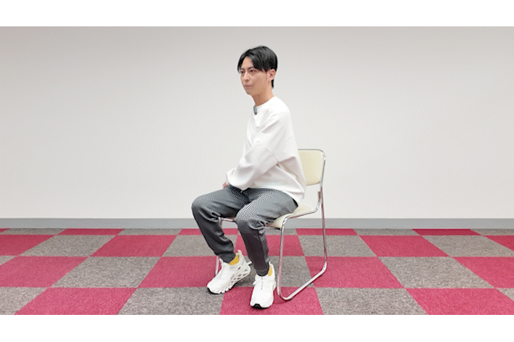 胸をひねるストレッチ