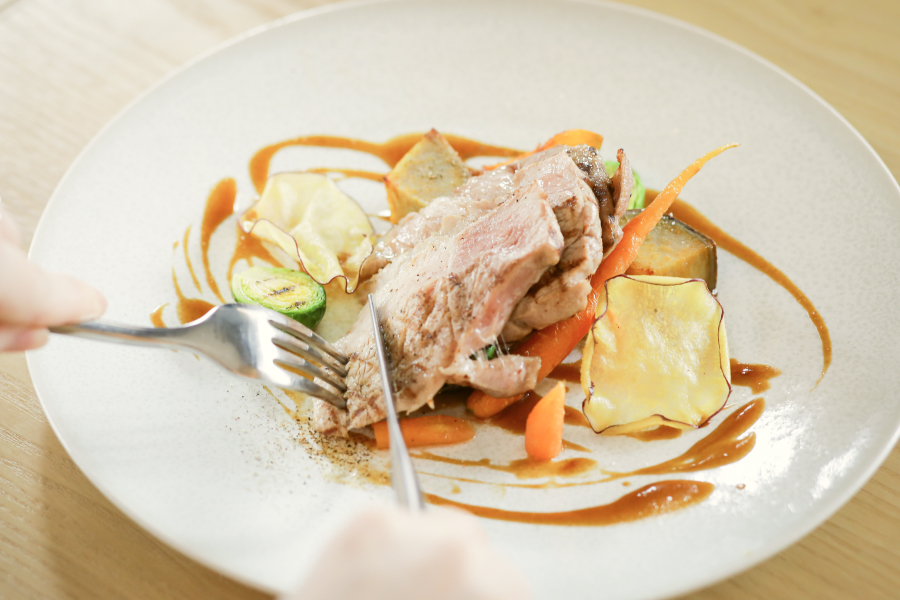 「58度」というギリギリの温度帯を狙って火入れをして、豚肉が一番美味しい状態で召し上がっていただく、というのがこだわりです。