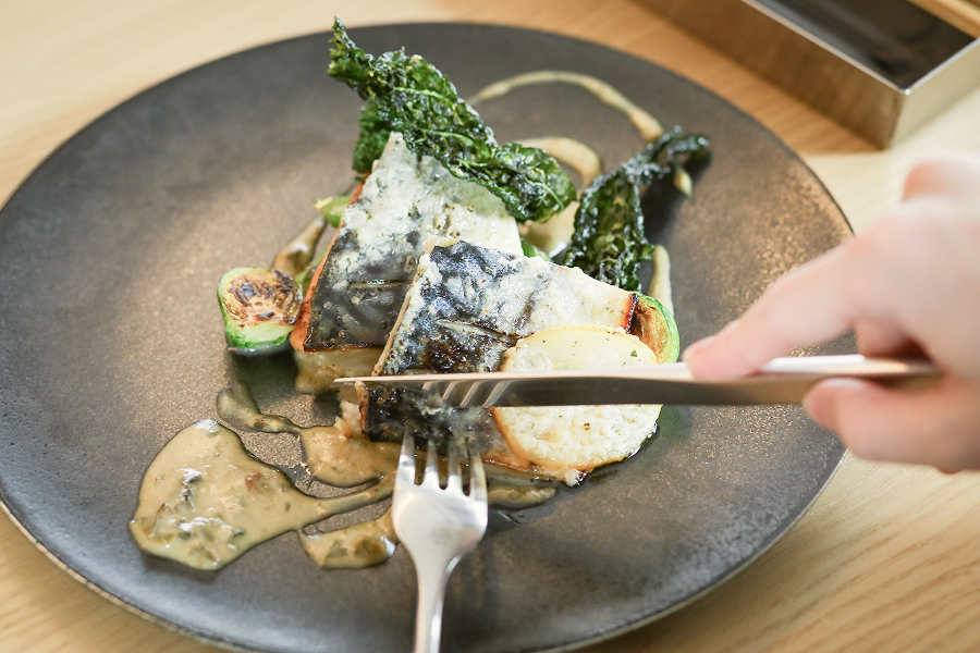 これで表面をパリッと焼き上げながら、中にしっとりと火を入れることができます。