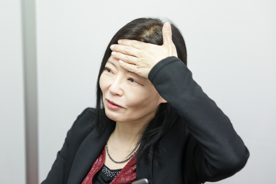 1.おでこが動かないように、指でしっかりと押さえて固定する。