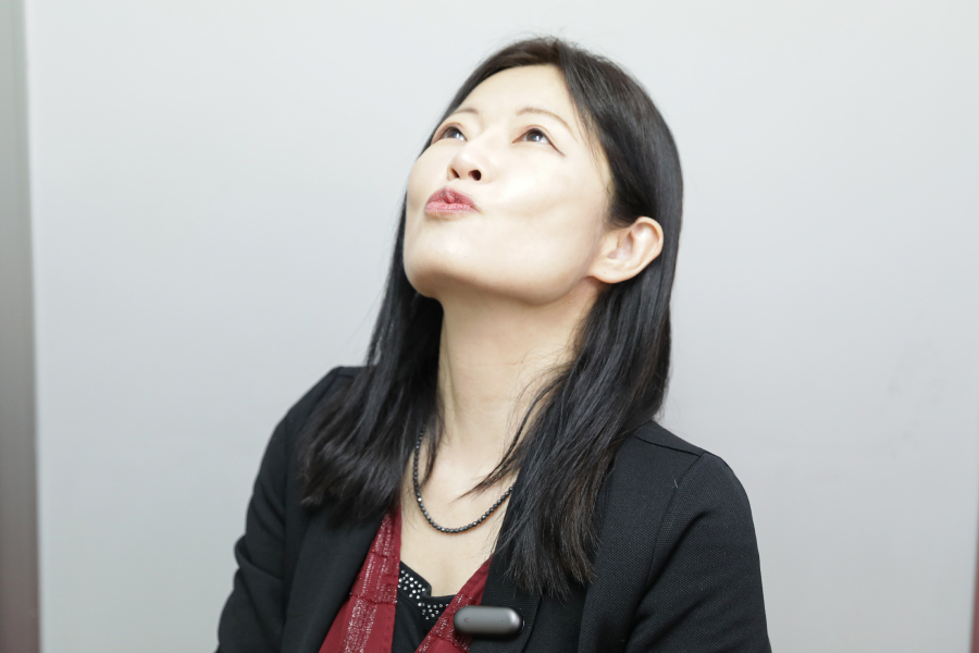 1.上を向き、下唇を上に突き出しながら「ウー」と発声し、5秒キープ。