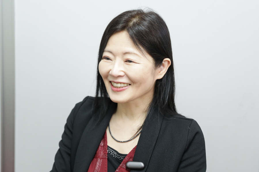 1.口角を目尻に近づけるようなイメージで「ニッ」と笑う。