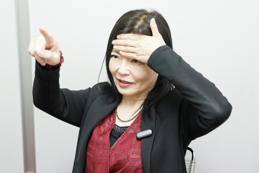 2.目を閉じ、目線だけを上に向けて、まぶたの力だけで目を大きく開ける。