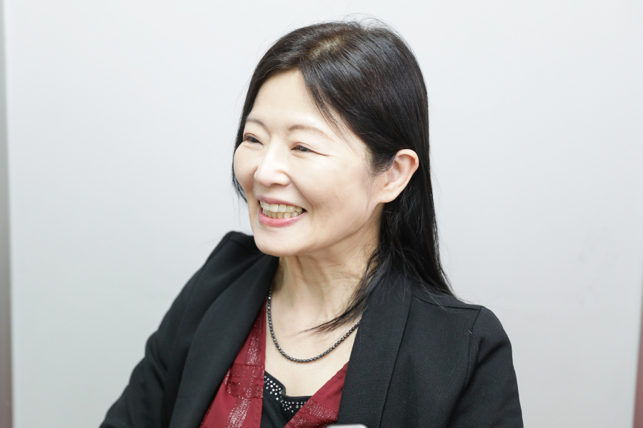 2.顔を正面に戻し、口を横に思いっきり広げ、首の横筋を立てるように「イー」と発声し、5秒キープ。