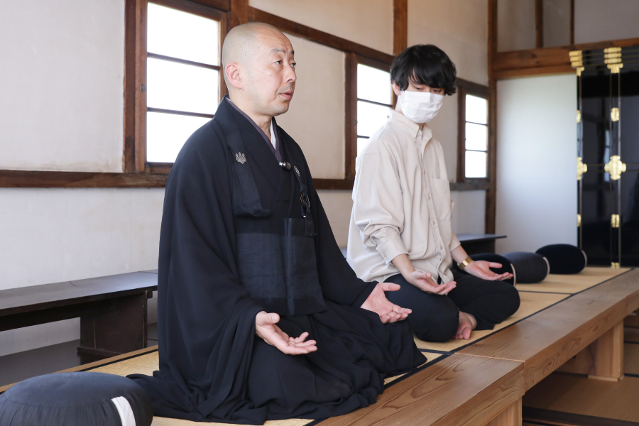 1.クッションに坐骨を乗せ、骨盤を立てる