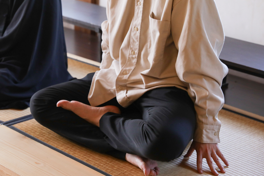 2.足は無理に組まず、軽く前後に置くだけ