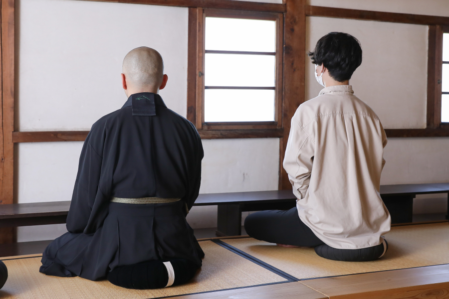 3.肩を一度ぐっと持ち上げ、ストンと落とし軽く脱力する