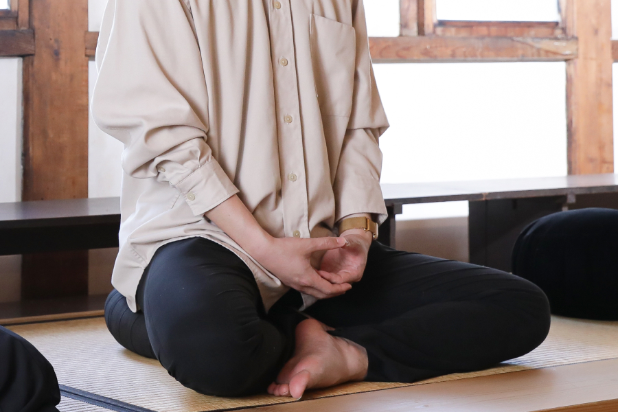 4.手のひらを上に向け、左右の手を軽く重ねて、親指をそっと触れ合わせる
