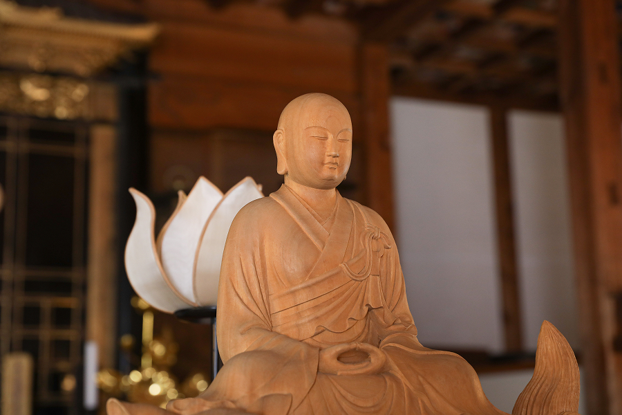 まずはお堂で坐禅体験
