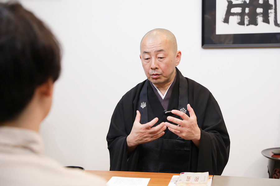 谷内さん：黙って一人で食事をしていても、頭のなかで考え事をしていれば、それは立派な「ながら食べ」です。