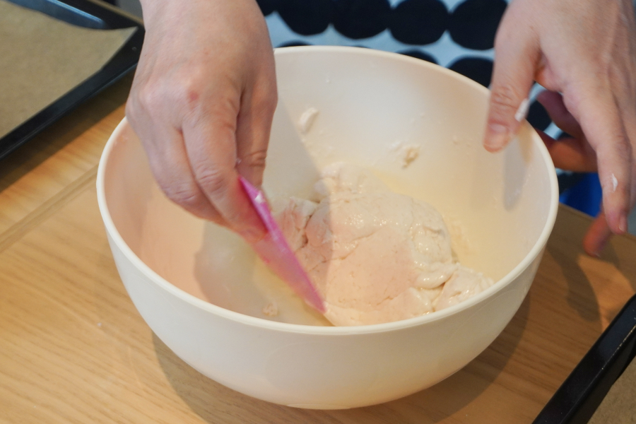 2.ぬるま湯と豆乳、油を加え、4分ほどよく混ぜる。