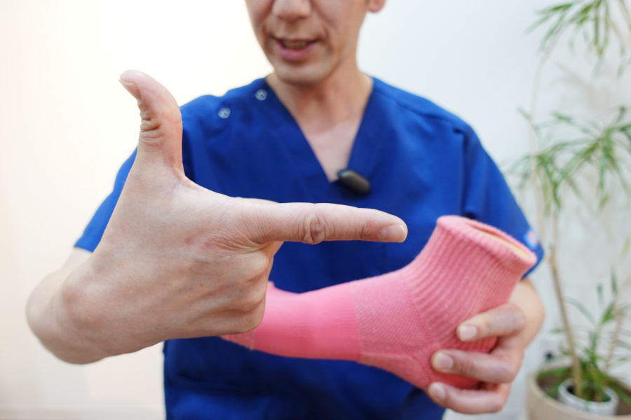 2.手をL字型にして、足の親指の腹を持つ