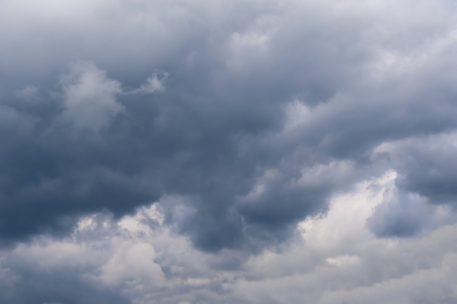 梅雨が眠りを妨げる3つの原因