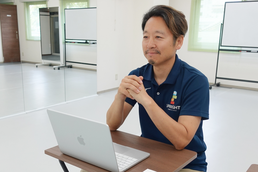 注意：無理な開脚や激しいストレッチは関節を痛めるためNG
