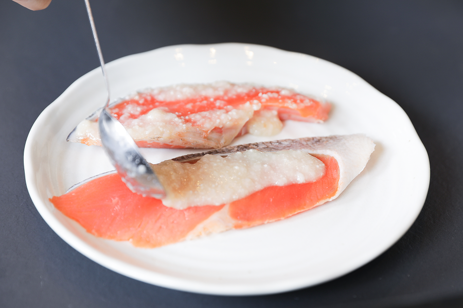 2.麹漬け鮭|塩麹と甘酒に一晩漬けて焼くだけ